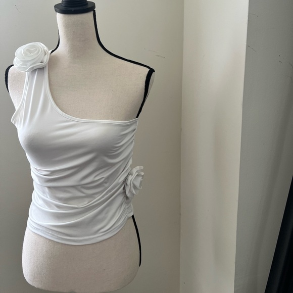 One-Shoulder Flower Detail Ruched Crop Tank Top - Picture 9 of 12
